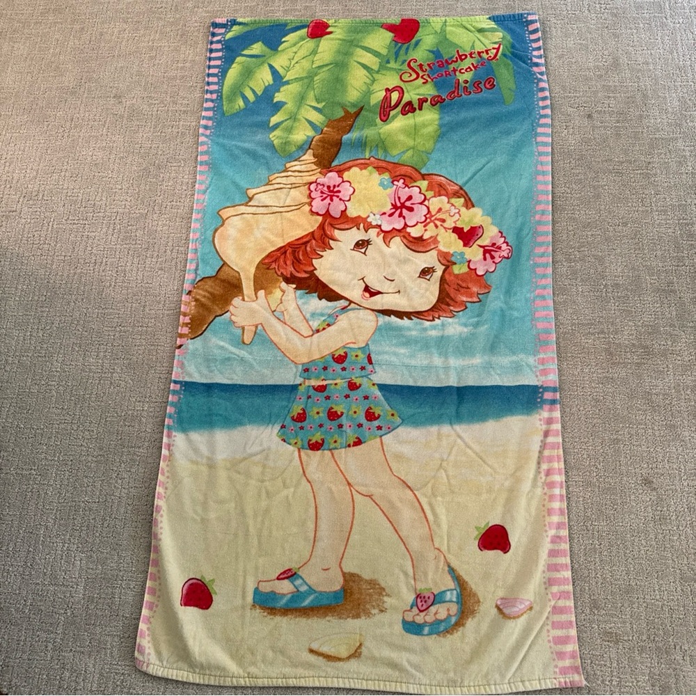 2006 Strawberry Shortcake Beach Towel Girl with Shell Hard to Find